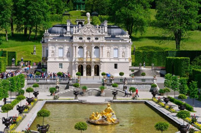 Zámok Linderhof postavený Ľudovítom II.