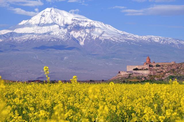 Biblická hora Ararat s kláštorom