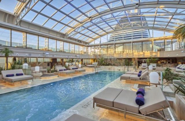 USA, Zámořské území Velké Británie, Antigua a Barbuda, Zámořské společenství Francie z Miami na lodi Explora II