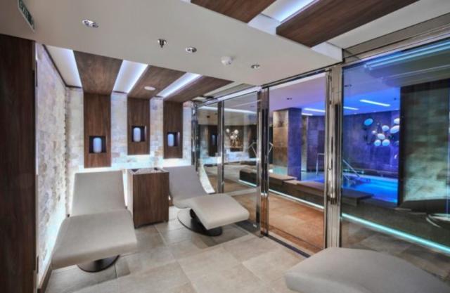 USA, Zámořské území Velké Británie, Antigua a Barbuda, Zámořské společenství Francie z Miami na lodi Explora II