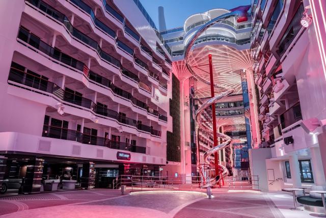 Itálie, Malta, Řecko, Kypr, Egypt, Omán, Katar, Spojené arabské emiráty z Janova na lodi MSC World Europa