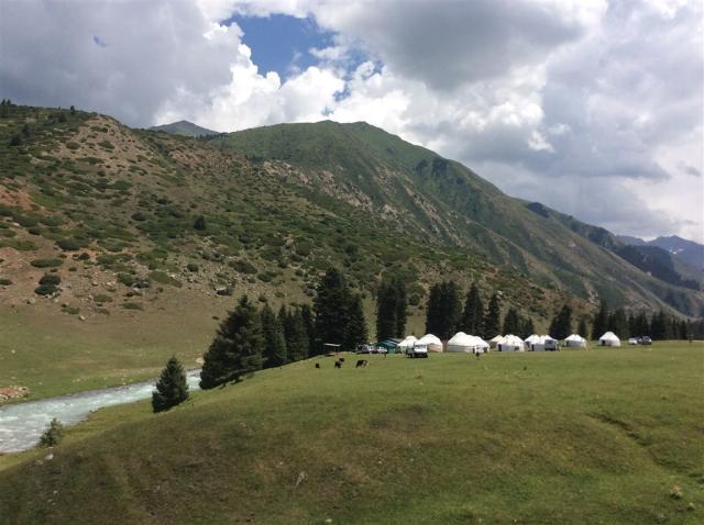 Kyrgyzstán - rajská příroda jezer a hor