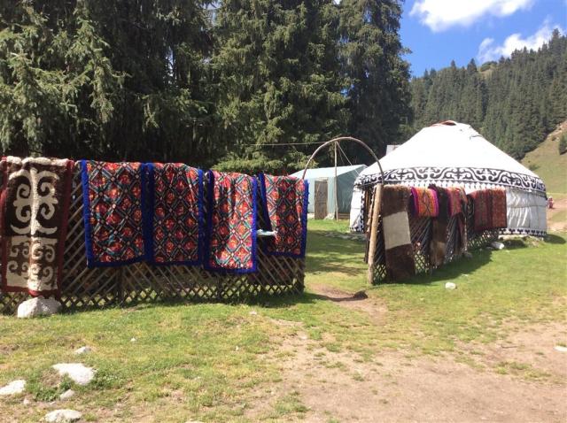 Kyrgyzstán - rajská příroda jezer a hor